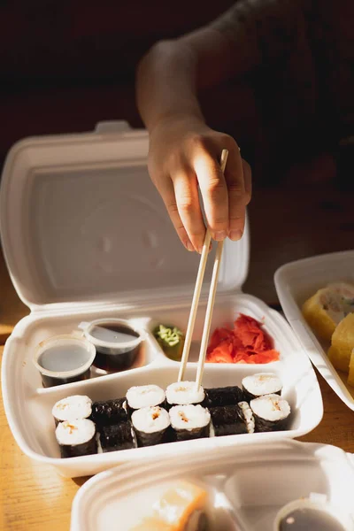 Rolos Sushi Entrega Recipiente Comida Plástico Cozinha Japonesa Conjunto Rolos — Fotografia de Stock