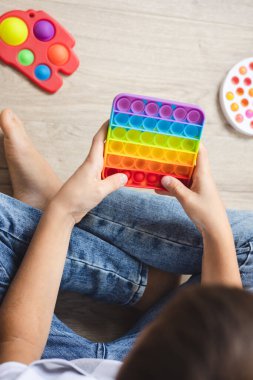Renkli stres önleyici hareketler çocuklar için duyusal oyuncaklar. Çocukların elinde esnek stres önleyici oyuncaklar. Popüler oyunlarla oynayan çocukların genel görünümü. Hayal gücünü ve motor becerilerini geliştiriyor.