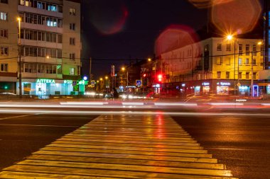 Yaya geçidinde gece trafik ışıkları