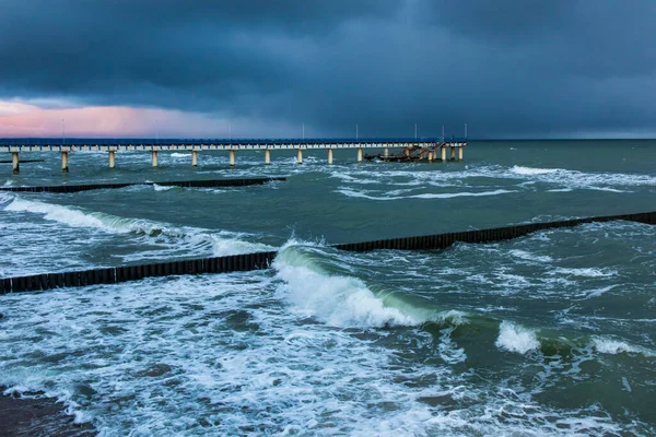 Drohendes Gewitter über dem Meer bei Sonnenuntergang — Stockfoto