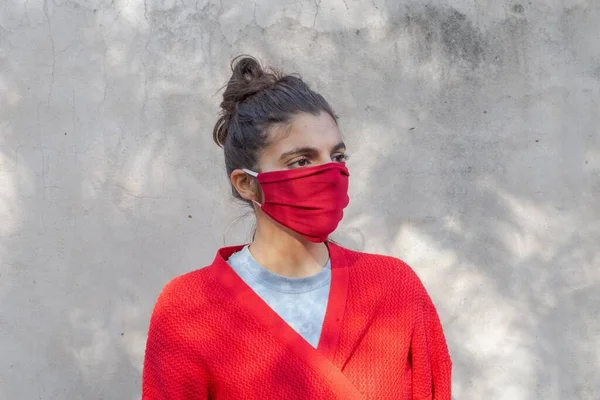 Joven Mujer Máscara Roja Mirando Cámara Con Fondo Gris Plano —  Fotos de Stock
