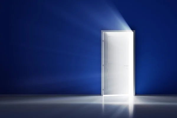 ブルーの壁に白いドアを開く光の光線 — ストック写真