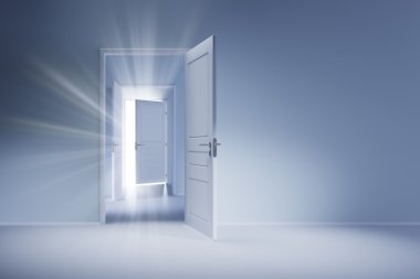 Mavi duvar ışık ışınları ile açık beyaz kapılar