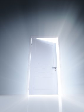 Mavi duvar ışık ışınları ile açık beyaz kapı