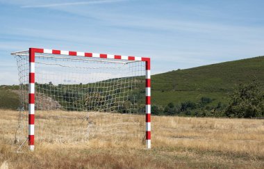 Doğanın ve dağların manzarası olan bir kasaba.