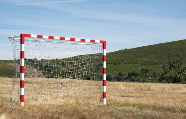 Doğanın ve dağların manzarası olan bir kasaba.