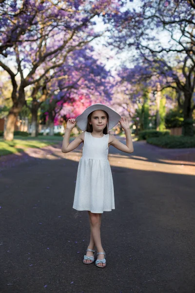 Uma Menina Bonita Com Cabelos Longos Vestido Branco Fica Lado — Fotografia de Stock