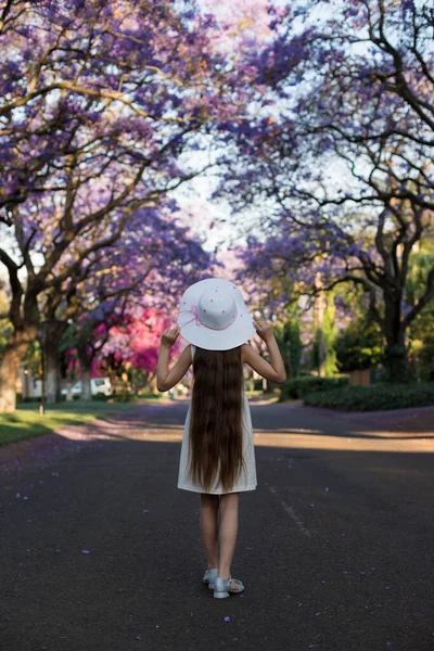 Uma Garotinha Fofa Com Cabelos Longos Vestido Branco Chapéu Branco — Fotografia de Stock