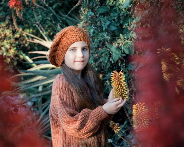 Hermosa Niña Linda Una Boina Marrón Suéter Lookng Cámara Través — Foto de Stock