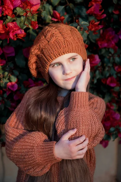 Hermosa Niña Una Boina Marrón Suéter Con Pelo Largo Cerca — Foto de Stock