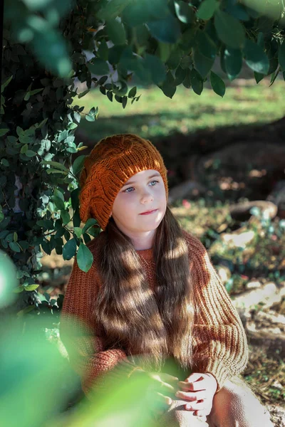 Retrato Cerca Niña Colegiala Ropa Marrón Con Pelo Largo Ramas — Foto de Stock