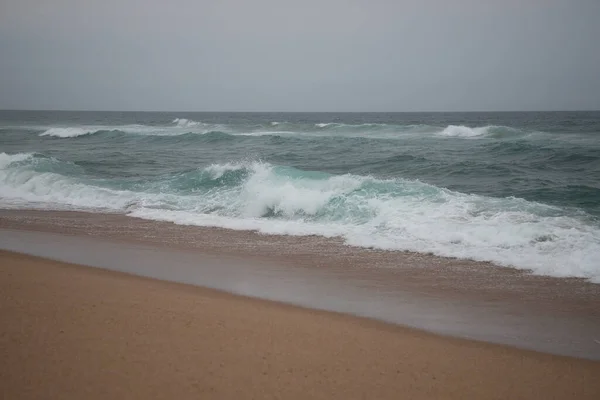 Vacker Kust Indiska Oceanen Molnigt Väder Vinka Stranden Sommarvila Semester — Stockfoto