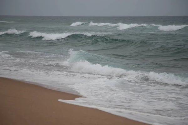 Vacker Kust Indiska Oceanen Molnigt Väder Vinka Stranden Sommarvila Semester — Stockfoto