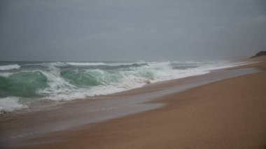Hint Okyanusu 'nun güzel kıyıları bulutlu havalarda. Sahilde el salla. Yaz tatili. Tatilde. Güney Afrika. seçici odak