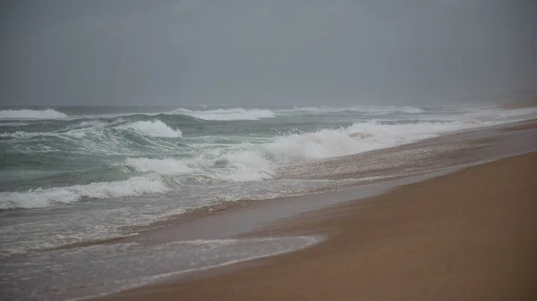 Vacker Kust Indiska Oceanen Molnigt Väder Vinka Stranden Sommarvila Semester — Stockfoto
