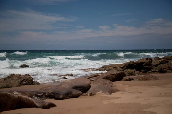 Belle Plage Sable Avec Grandes Roches Sur Rivage Dans Eau — Photo