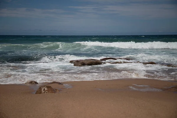Vacker Sandstrand Med Stora Klippor Stranden Och Vattnet Kraftfulla Vågor — Stockfoto