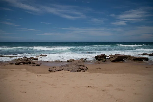 Belle Plage Sable Avec Grandes Roches Sur Rivage Dans Eau — Photo