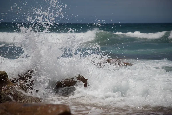 Piękne Wybrzeże Oceanu Indyjskiego Słoneczną Pogodę Silna Fala Uderza Duże — Zdjęcie stockowe