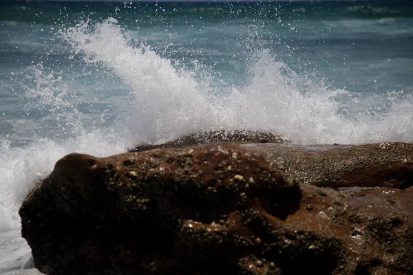 Krásné Pobřeží Indického Oceánu Slunečného Počasí Silná Vlna Zasáhne Velké — Stock fotografie