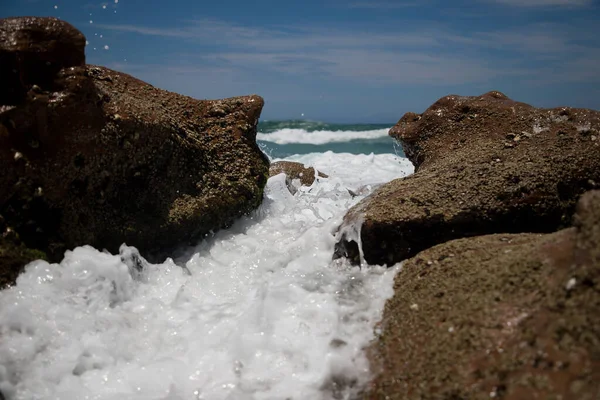 Fort Courant Eau Déverse Entre Deux Rochers Repos Été Vacances — Photo