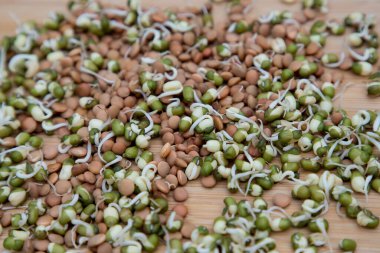 Mısır gevreği, mercimek tohumu, ahşap bir tahtanın arka planında olacak. Sağlıklı yemek. Seçici odaklanma. yakın plan