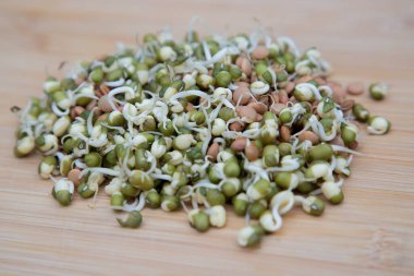 Mısır gevreği, mercimek tohumu, ahşap bir tahtanın arka planında olacak. Sağlıklı yemek. Seçici odaklanma. yakın plan