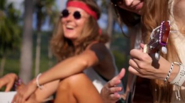 Genç Hipster veya açık havada Ukulele oynarken hippi kız