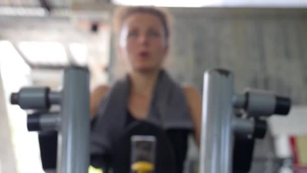 Fitness Mujer haciendo ejercicios deportivos en el gimnasio para la espalda — Vídeo de stock
