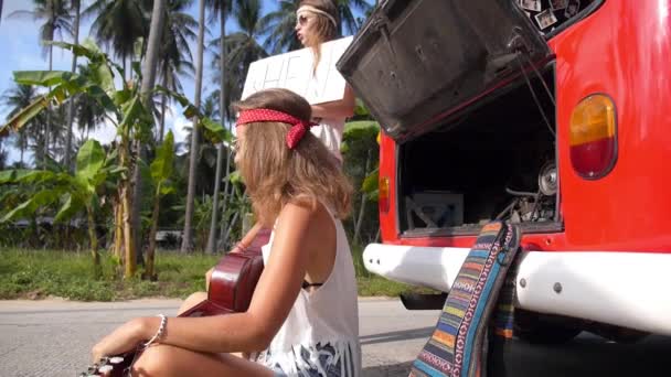 Boho dziewcząt w pobliżu Van Vintage na drodze w wakacje — Wideo stockowe