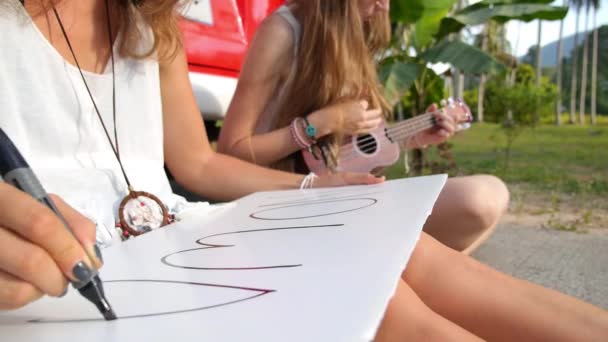 Chica hippie escribiendo póster con signo de protesta contra la guerra en la carretera — Vídeo de stock