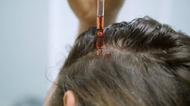 Kadın saçına makyaj malzemesi ve vitamin düşürüyor. Saç bakımı ve tedavisi.