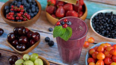 Güzel bir meyve suyunun üzerine chia tohumları döküyorum..