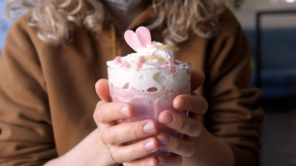 Mujer Beber vaso de café con leche rosa con jugo de remolacha, Planta de leche. Bebida vegana saludable. — Foto de Stock