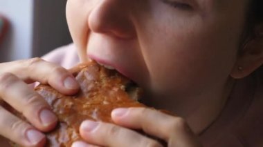 Öğle yemeğinde sandviç yiyen kadın..