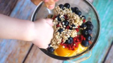 Anne ve bebek meyveli ve karabuğdaylı smoothie hazırlıyorlar. Sağlıklı yaşam tarzı kavramı.