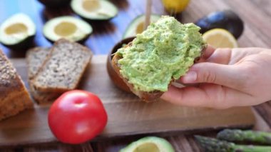 Avokado Tostu 'nun Biberli Çekimi.