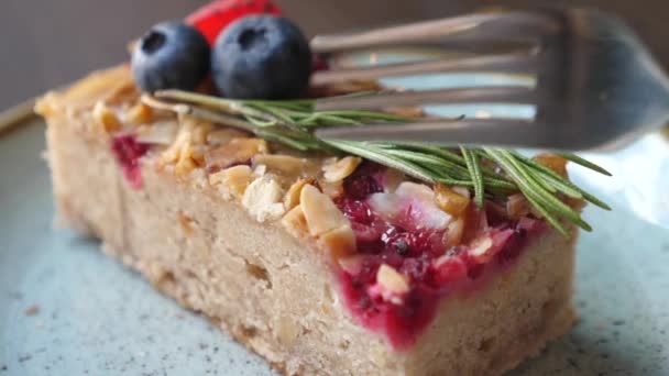 Primer plano de tomar un bocado de pastel con tenedor. — Vídeos de Stock