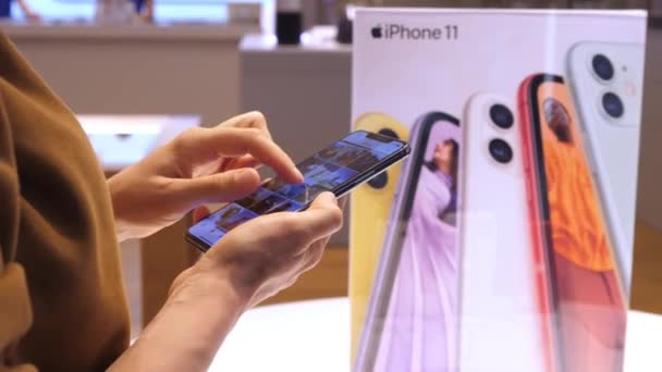Женщина покупает новые iPhone в Apple Store. Белысток, Польша, 11 мая 2020 г.. — стоковое видео