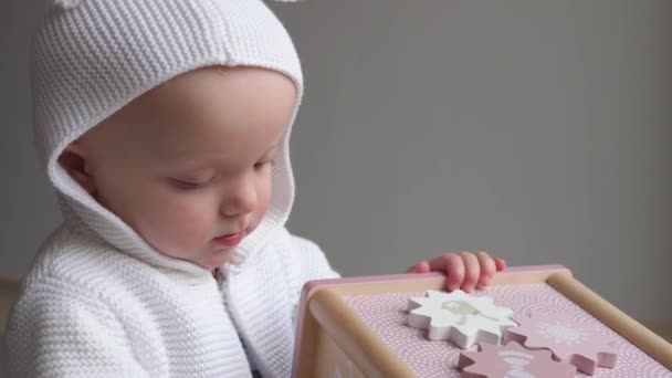 Carino bambino in maglia maglione giocare con legno giocattolo. — Video Stock