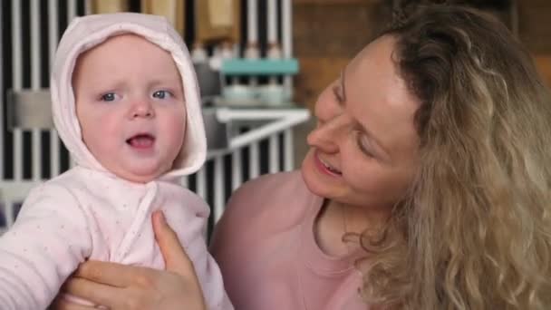 Mulher bonita segurando, brincando e abraçando bebê — Vídeo de Stock