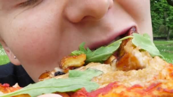若い女性豆腐とカシューナッツチーズとビーガンピザを食べる.バイトの閉鎖. — ストック動画