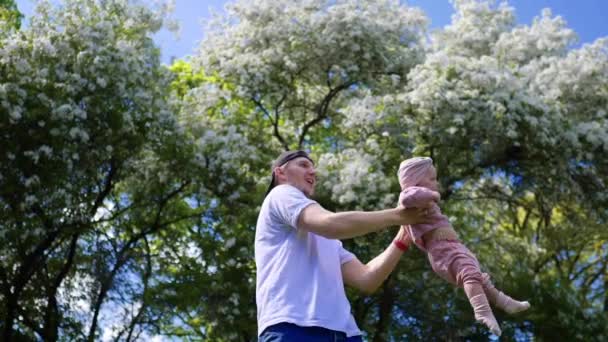 Lycklig familj, faderskap, föräldraskap koncept. Lycklig far och barn leker i parken. — Stockvideo