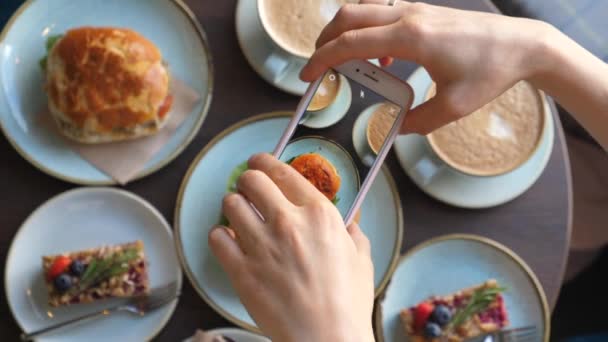 Žena s režií fotografie potravin v kavárně pomocí Smartphone během snídaně — Stock video
