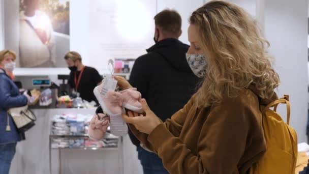 Mensen in het gezicht maskers bij Checkout Stand Shopping voor kleding tijdens Coronavirus pandemie. Bialystok, Polen, 20 mei 2020. — Stockvideo