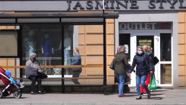 Lidé s obličejovými maskami na autobusové zastávce během epidemie koronaviru. Bialystok, Polsko, 20. května 2020. — Stock video