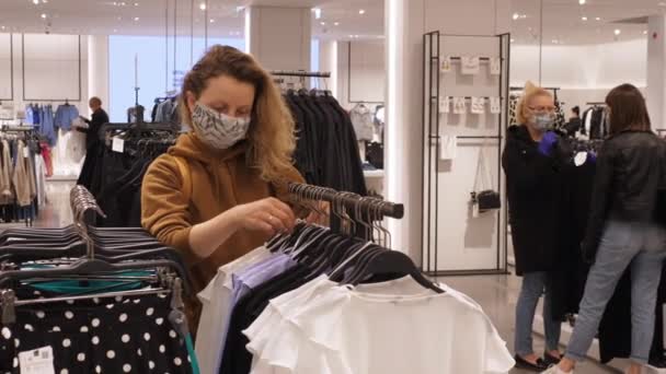 Personas que usan máscaras mientras compran en la tienda de ropa. Brote de Coronavirus. Bialystok, Polonia, 20 de mayo de 2020. — Vídeos de Stock