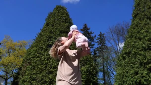 Jonge moeder spelen met haar kleine meisje in de zomer buiten. Familie, Positieve menselijke emoties, Gevoelens, Gelukkige levensstijlen. — Stockvideo
