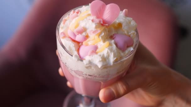 Closeup de vidro de latte rosa com suco de beterraba e leite de amêndoa. Bebida Vegan saudável. — Vídeo de Stock