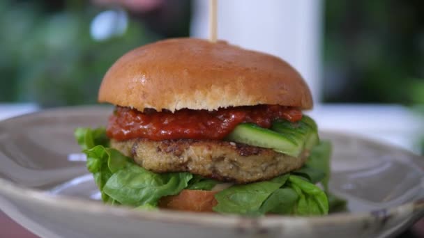 Hamburguesa Vegana en el plato. Comida rápida. — Vídeos de Stock